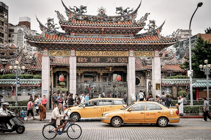 Long Sơn Tự là ngôi chùa cổ với 270 năm tuổi