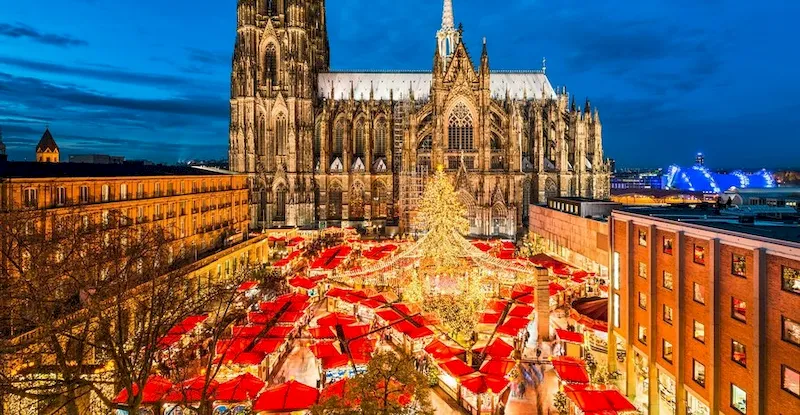 Chợ Giáng sinh hằng năm tại Đức nhộn nhịp bên ngoài Nhà thờ Cologne