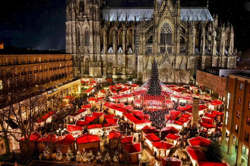 Khung cảnh khu chợ Giáng sinh Đức lộng lẫy trước nhà thờ
