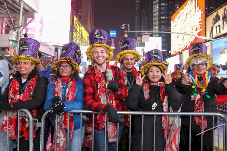 Người dân đón năm mới tại Quảng trường Thời đại New York